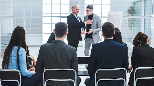 El gerente presenta a un nuevo empleado de la empresa en una reunión con el equipo empresarial.