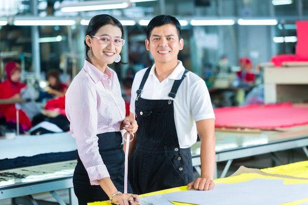 Gerente de producción y diseñador en fábrica asiática