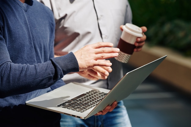 Gerente de producto hablando con un colega