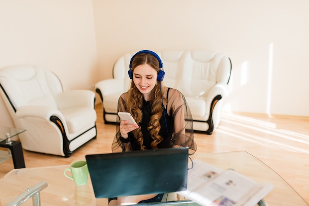 Gerente profissional feminina usando laptop, empresária trabalhando em casa por meio de um computador portátil