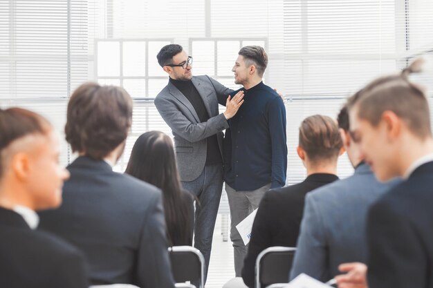 Gerente de proyecto presentando un nuevo concepto empresarial para empleados