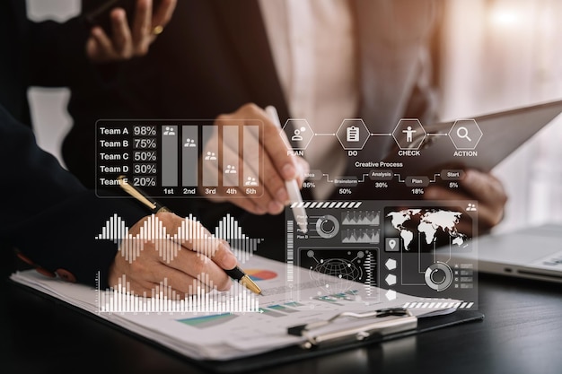 Gerente de proyecto trabajando y actualizando tareas con hitos, planificación de progreso e inversionista profesional trabajando en un nuevo proyecto de inicio en la oficina