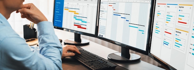 Foto el gerente de proyectos planifica los horarios de las tareas empresariales en la oficina utilizando el software de gráficos de gantt que se muestra en la pantalla la gestión empresarial moderna y la organización del flujo de trabajo son pioneras