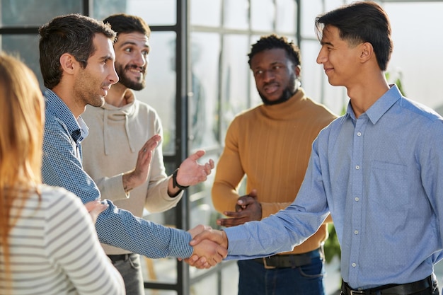 Gerente de recursos humanos amigable o líder de equipo saludando o dando la bienvenida a un nuevo trabajador