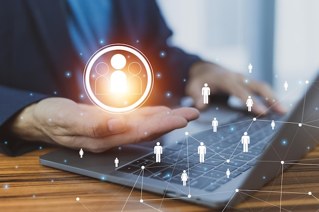 El gerente de recursos humanos comprueba en línea para elegir el empleado perfecto para el negocio y la solicitud de trabajo en línea