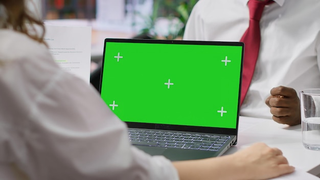 Gerente de Recursos Humanos haciendo una entrevista de trabajo con un candidato usando una computadora portátil con llave chroma