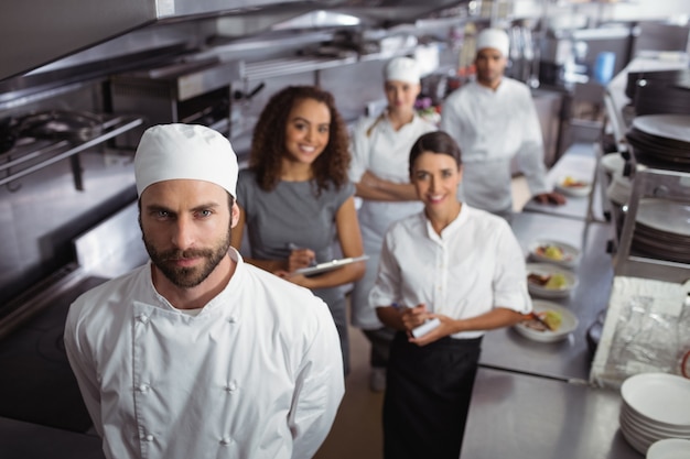 Gerente de restaurante con su personal de cocina