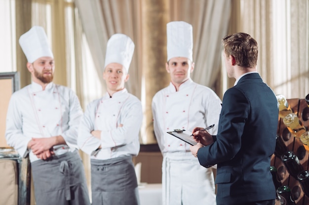 El gerente del restaurante y su personal en la cocina.