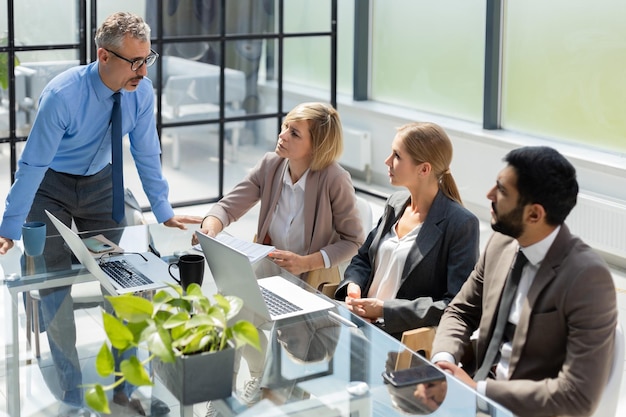 Gerente de reuniones de negocios discutiendo el trabajo con sus colegas