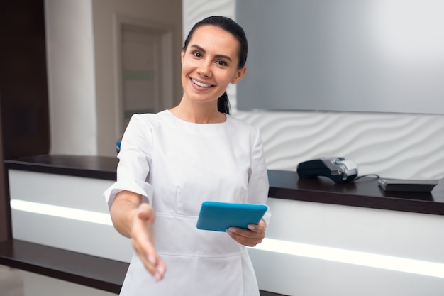 Gerente de salón de belleza en su uniforme en la recepción