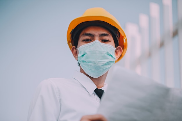 Gerente segurando a planta trabalhando no canteiro de obras