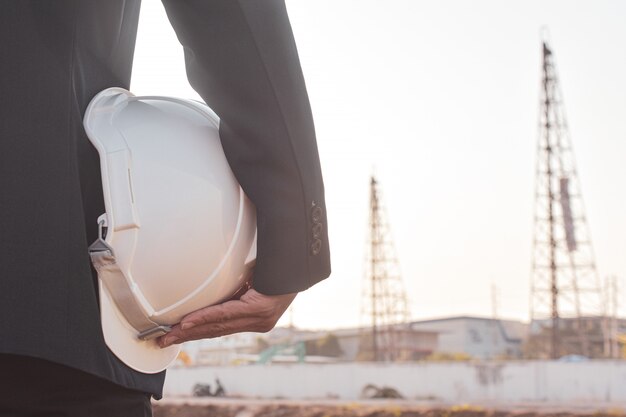 Gerente de seguridad del casco en el sitio de construcción del edificio