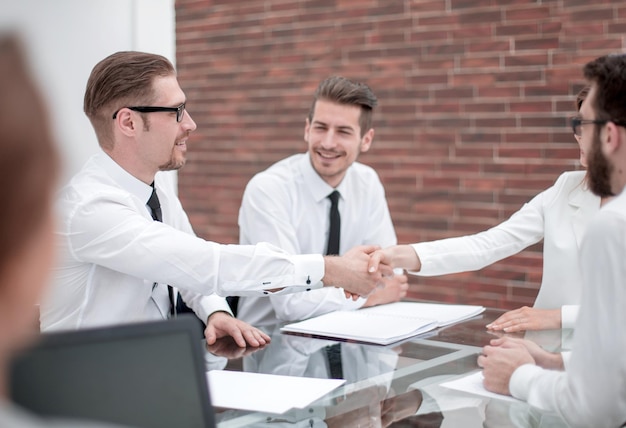 Gerente sonriente estrechando la mano con el cliente