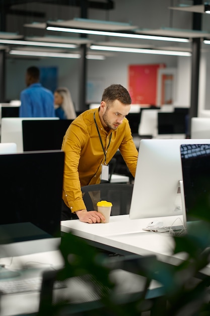 Gerente en su lugar de trabajo en la oficina de TI