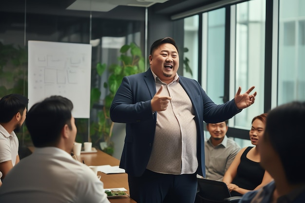 Gerente de talla grande empresario asiático hablando y presentando en la sala de reuniones