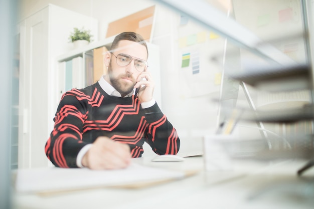 Gerente triste hablando con un cliente insatisfecho