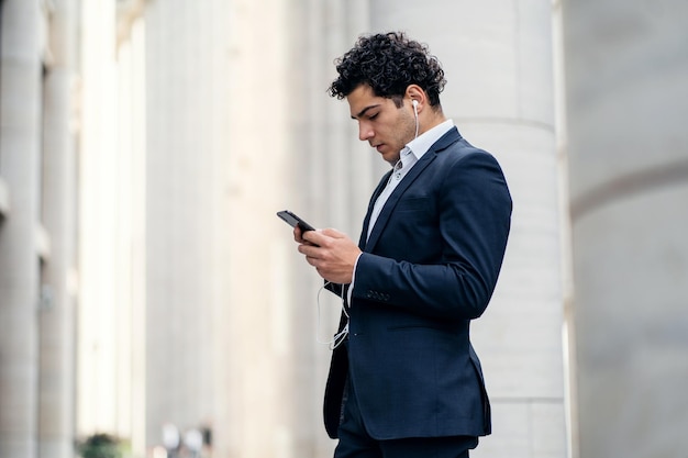 El gerente usa el teléfono, un hombre de negocios con traje formal va a trabajar a la oficina