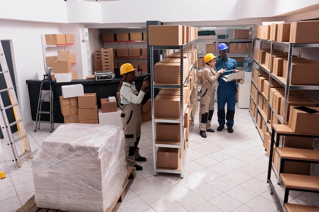 Los gerentes de almacén del servicio de entrega preparan el pedido del cliente antes de enviarlo. Diversos operadores del centro de clasificación de correo que utilizan un escáner de código de barras y una computadora portátil para la gestión de paquetes vista superior