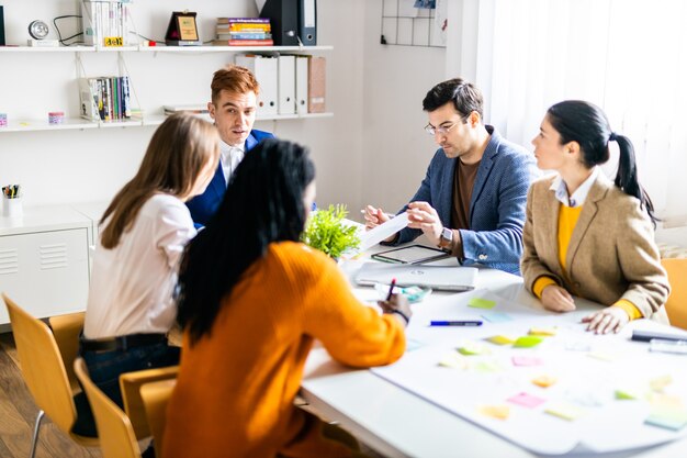 Gerentes de projeto e funcionários debatendo ideias