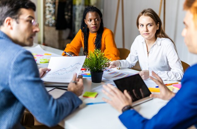 Gerentes de projeto e funcionários debatendo ideias