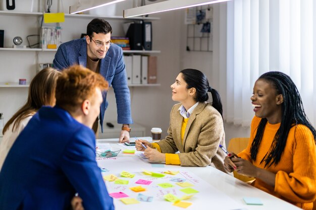 Gerentes de projeto e funcionários debatendo ideias