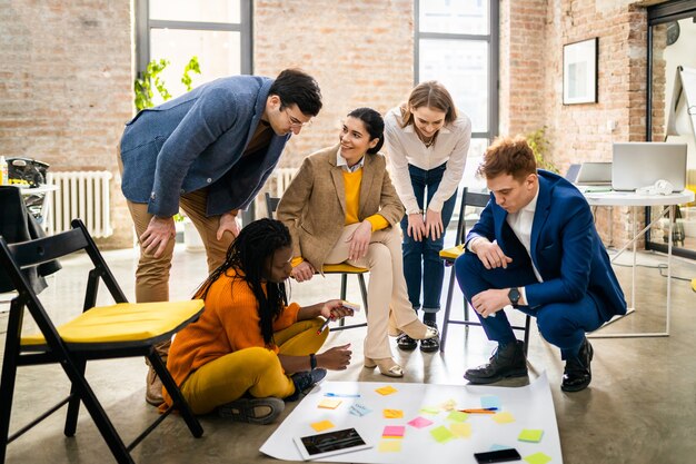 Gerentes de projeto e funcionários debatendo ideias