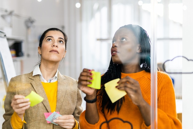 Gerentes de projeto e funcionários debatendo ideias