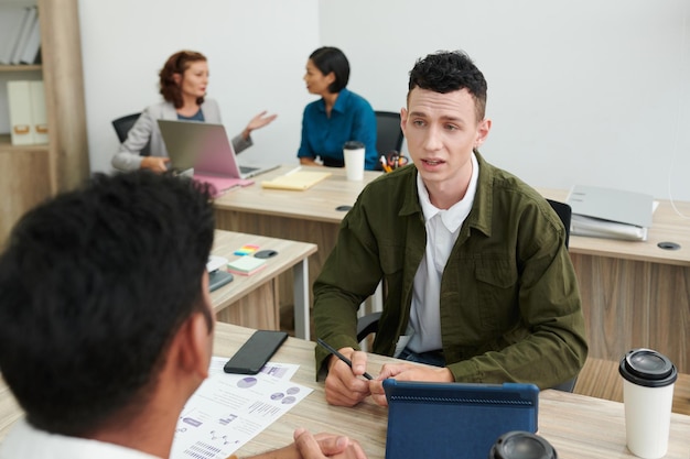 Gerentes del departamento de marketing hablando