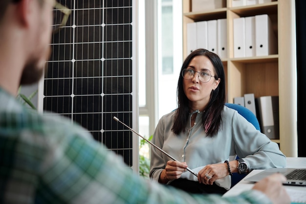 Gerentes discutindo o novo painel solar