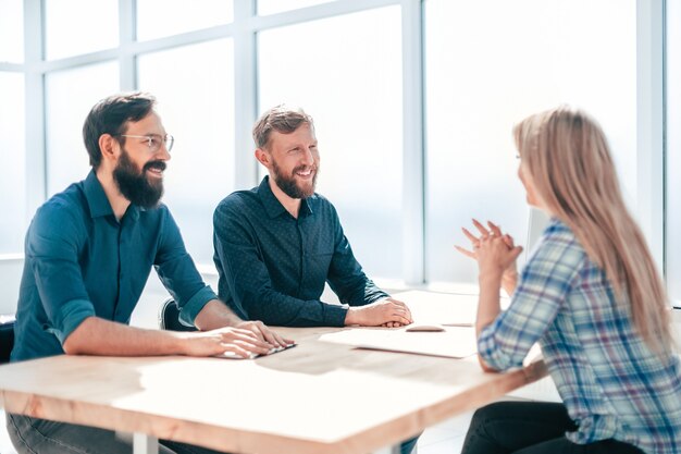 gerentes en una entrevista con un nuevo empleado