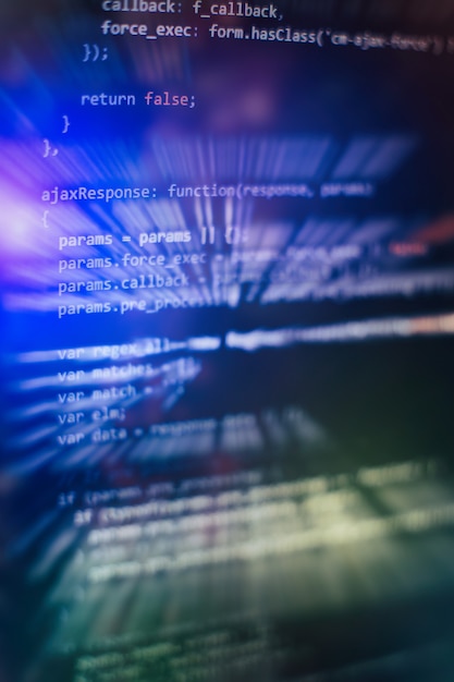 Los gerentes de proyecto trabajan con una nueva idea. Desarrollo de software WWW. Desarrollador de aplicaciones móviles. Proyecto de inicio innovador. Código de programación del sitio web. Negocio de TI.