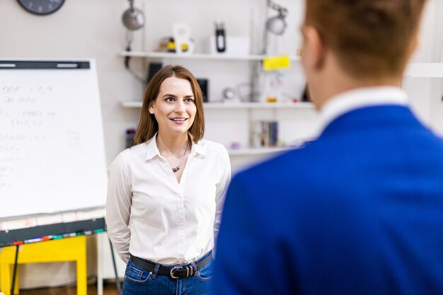 Foto los gerentes de proyectos y los empleados intercambian ideas