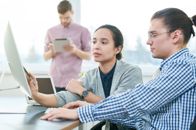 Gerentes que trabajan en la oficina