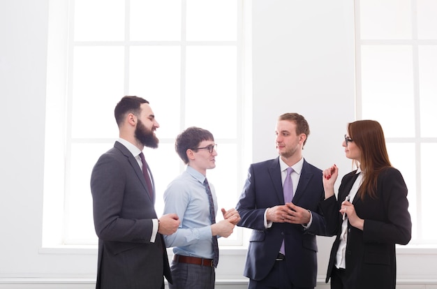 Gerentes se reunindo com o chefe. Discuta os resultados do trabalho, brainstorming. Conceito de trabalho em equipe. Executivos no interior do escritório em branco claro, espaço de cópia