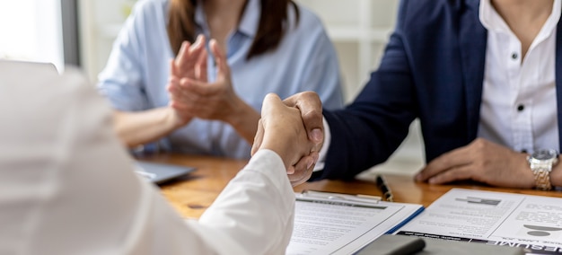 Foto los gerentes y los solicitantes de empleo se dan la mano después de la entrevista de trabajo, las entrevistas de trabajo para encontrar personas con las que trabajar con la empresa y el talento con el que trabajar. concepto de contratación y entrevistas de trabajo.