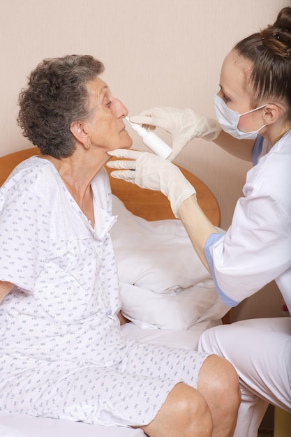 Foto geriatra visita uma idosa entre 70 e 80 anos em sua enfermaria