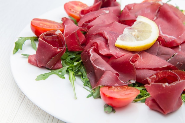 Gericht aus Bresaola und Aragula