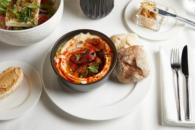 Gericht aus Hummus mit gerösteten Paprikas von oben