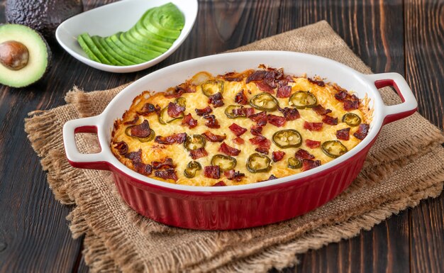 Gericht aus Jalapeno Popper Dip mit Käse und Speck