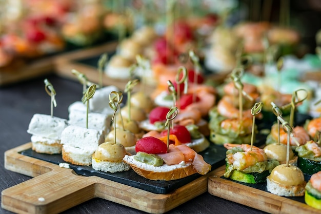 Gericht aus köstlichen Crostini mit geräuchertem Lachs, Zucchini und italienischen Vorspeisen mit Käse