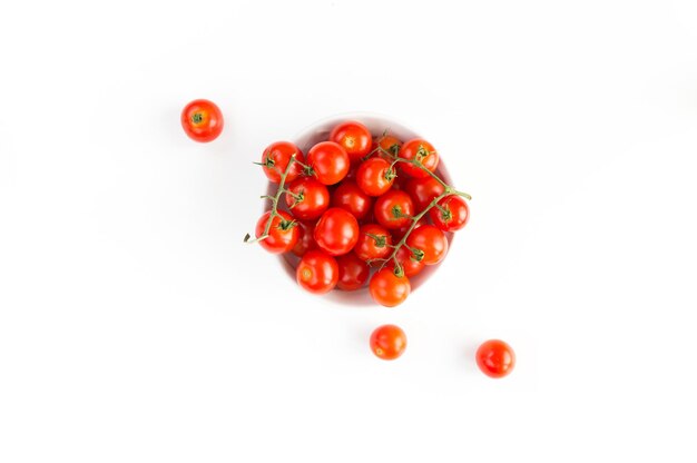 Gericht der italienischen rohen roten Tomatenkirschnahaufnahme lokalisiert auf weißem Hintergrund