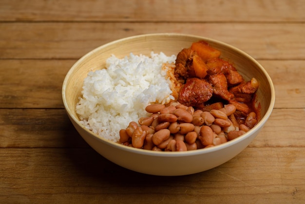 Gericht mit Bohnen, weißem Reis und Fleischeintopf mit Kartoffeln. Typisches lateinamerikanisches Essen