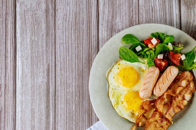 Gericht mit Frühstücksmahlzeit auf hölzernem Hintergrund.