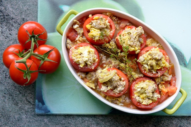 Gericht mit gefüllten Tomaten