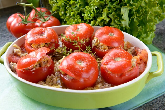 Gericht mit gefüllten Tomaten