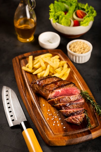 Gericht mit gegrilltem Steak und Pommes frites