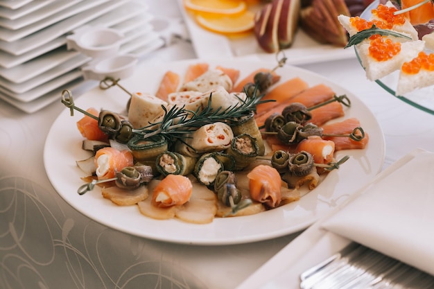 Gericht mit geschnittenen Fleischprodukten auf dem festlichen Tisch