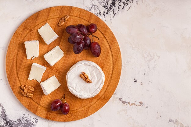 Gericht mit Käse, Trauben, Nüssen und Honig.