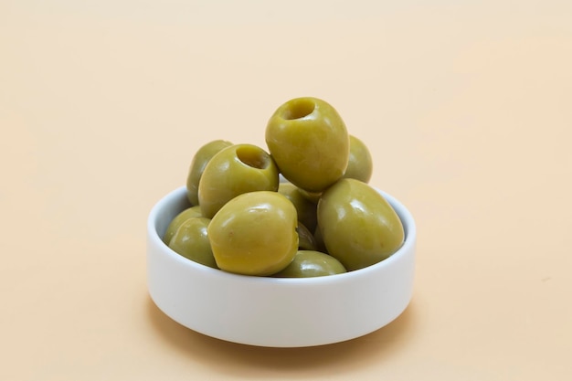 Gericht mit Oliven vom Typ Gordal, typisch spanische mediterrane Vorspeise
