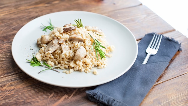 Gericht mit Pilzen und Couscous in Teller